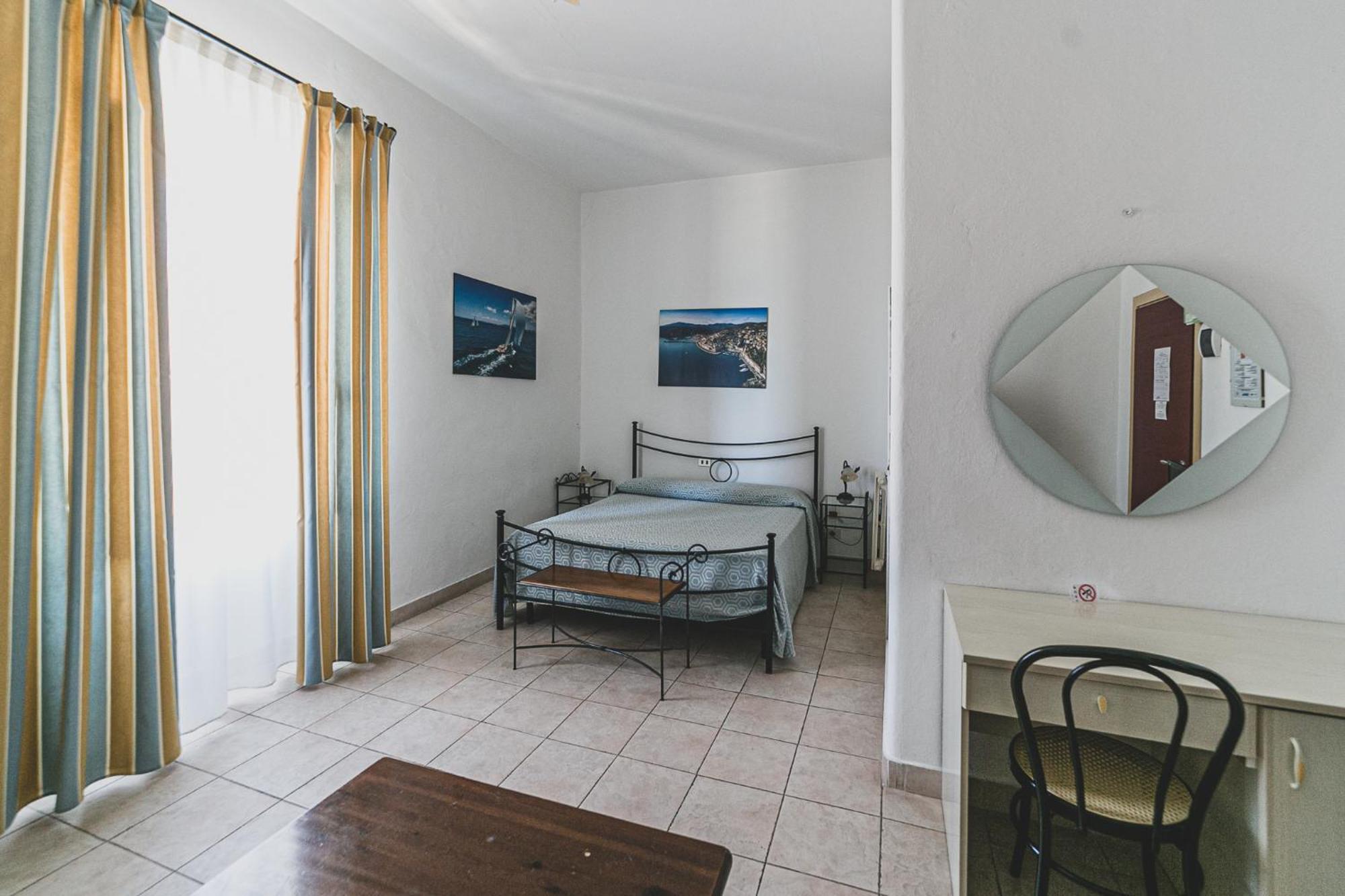 Hotel Alfiero Porto Santo Stefano  Rum bild