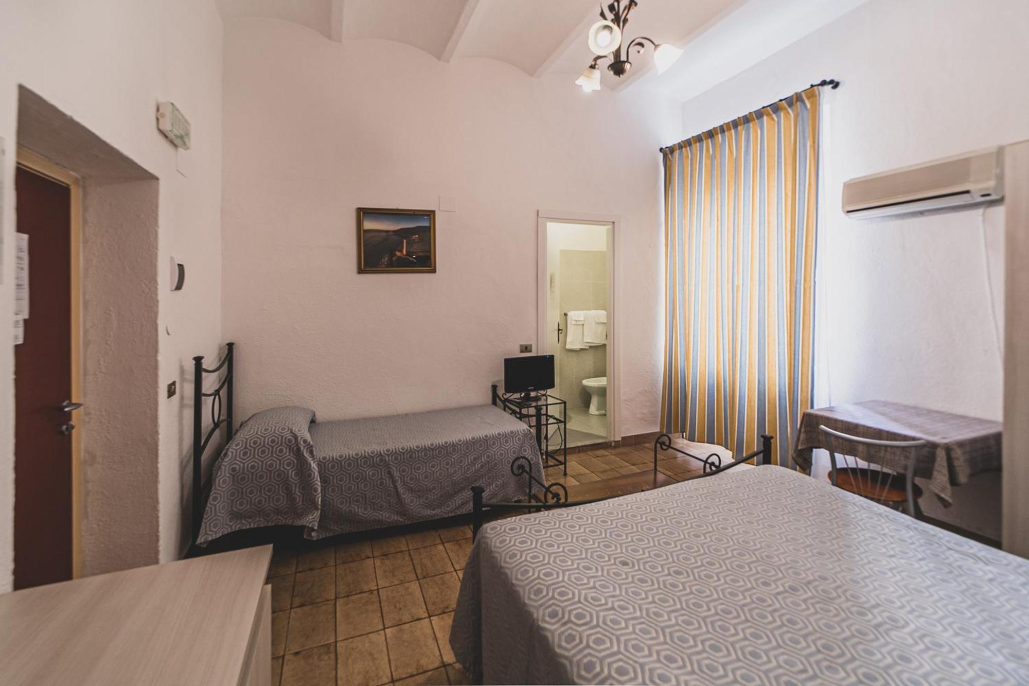 Hotel Alfiero Porto Santo Stefano  Rum bild